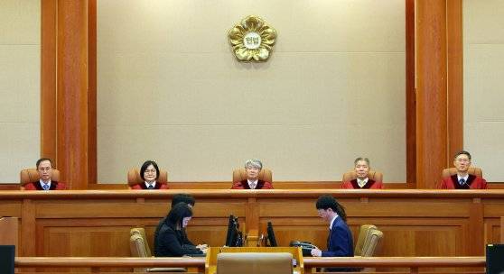 이종석 헌법재판소장을 비롯한 헌법재판관들이 지난달 29일 오후 헌법소원·위헌법률 심판이 열린 서울 종로구 헌법재판소 심판정에 입장해 착석하고 있다. 연합뉴스