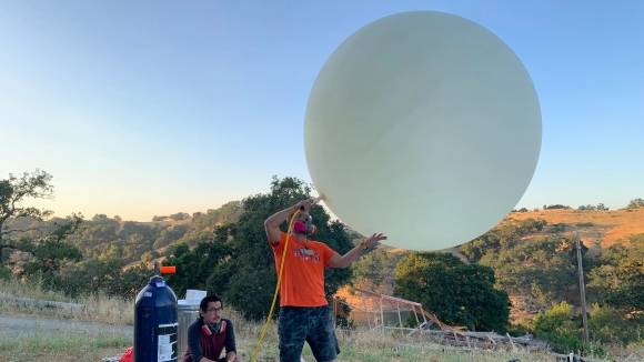 미국 캘리포니아주의 스타트업 ‘메이크 선셋’의 공동 창업자인 루크 아이스먼과 앤드루 송이 소량의 이산화황 가스를 주입한 헬륨 풍선을 성층권으로 띄울 준비를 하고 있다.