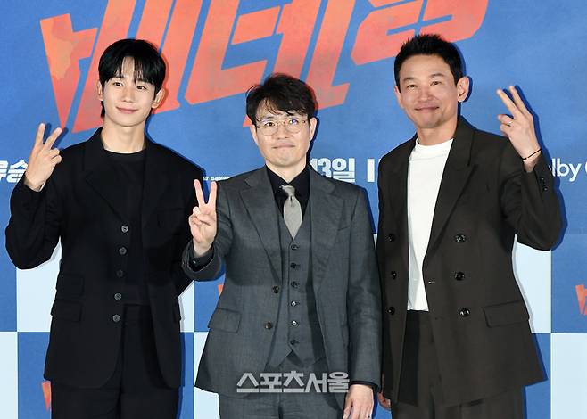 배우 정해인(왼쪽)과 류승완 감독(가운데), 배우 황정민이 9일 서울 용산구 CGV 아이파크몰에서 진행된 영화 ‘베테랑2’ 시사회 및 기자간담회에서 취재진을 향해 포즈를 취하고 있다. 영화 ‘베테랑2’는 나쁜 놈은 끝까지 잡는 베테랑 서도철 형사(황정민)의 강력범죄수사대에 막내 형사 박선우(정해인)가 합류하면서 세상을 떠들썩하게 한 연쇄살인범을 쫓는 액션범죄수사극으로 류승완 감독이 1편에 이어 메가폰을 잡았다. 사진 | 박진업 기자 upandup@sportsseoul.com
