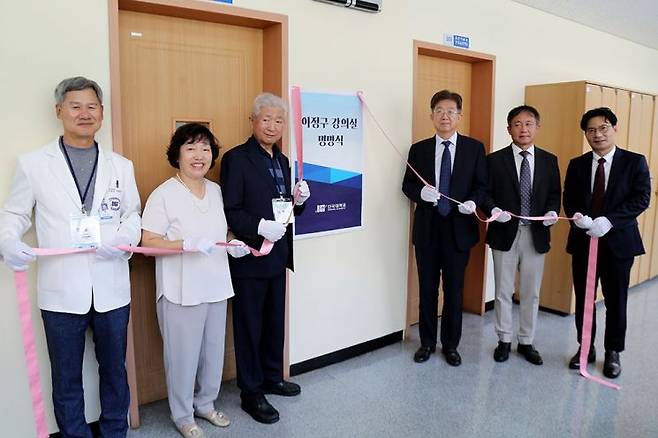 후배들을 위해 사용해달라며 본인의 연금 1억원을 기부한 단국대학교 이정구 명예교수의 이름을 딴 강의실이 지정됐다.