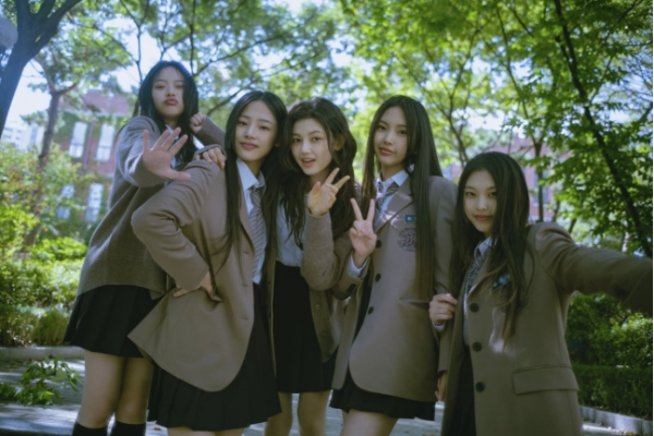 그룹 뉴진스 ‘디토’(Ditto), ‘이티에이’(ETA) 등 뮤직비디오를 제작한 돌고래유괴단 신우석 감독이 어도어에게 사과를 요구했다.