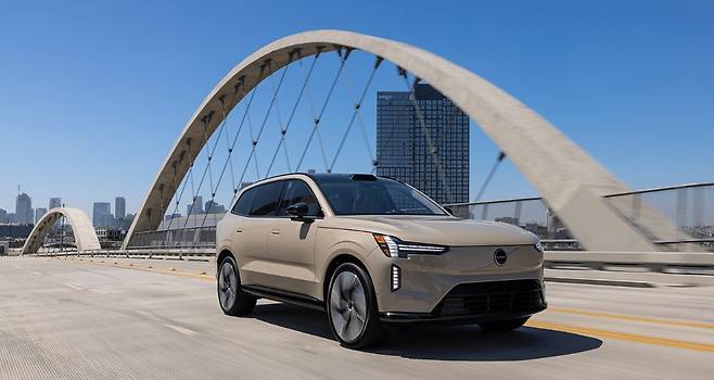 볼보 전기 SUV 'EX90'