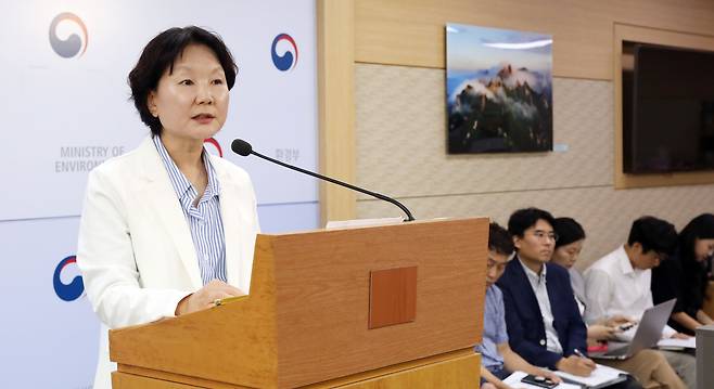 정은해 온실가스종합정보센터장이 10일 정부세종청사에서 2023년 국가 온실가스 잠정배출량 분석 결과를 발표하고 있다. /뉴스1