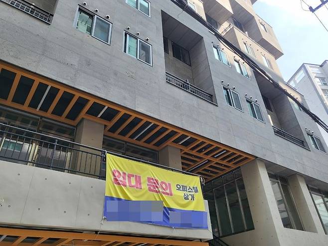 9일 오전 이화여대 정문 인근의 한 오피스텔. 임대 문의라고 쓰인 현수막이 걸려 있다.ⓒ데일리안 허찬영 기자