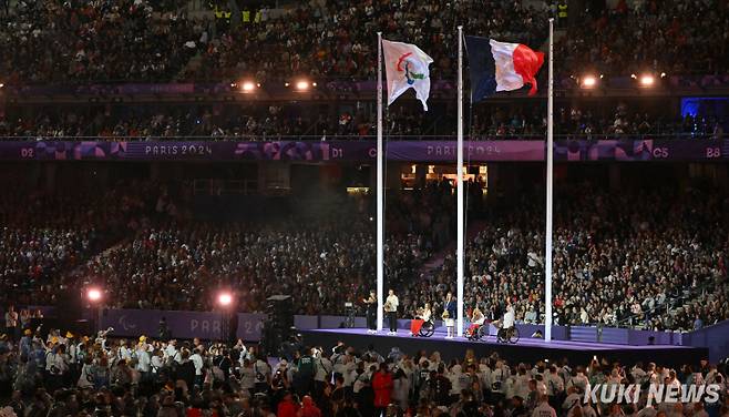 9일 프랑스 생드니 스타드 드 프랑스에서 열린 2024 파리 패럴림픽 폐회식에서 국제패럴림픽위원회(IPC) 선수위원에 당선된 원유민이 소개가 되고 있다.