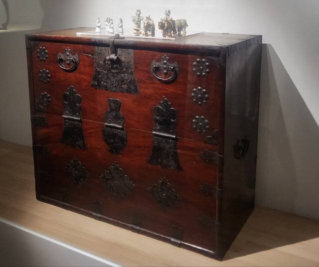 ▲ ‘강원도 반닫이’ 위에 명기들을 올렸다.