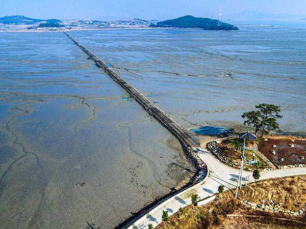 병풍도 본섬과 대기점도, 소기점도, 소악도를 연결하는 노둣길. 예전에는 주민들이 돌을 하나씩 날라 만들어진 징검다리 길이었지만 이제는 시멘트로 포장이 돼 차량도 다닐 수 있다.