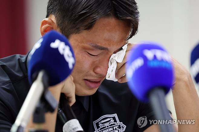 기자회견 중 눈물 흘리는 손준호 (수원=연합뉴스) 권준우 기자 = 축구 국가대표 출신 손준호(수원FC)가 11일 오후 경기도 수원시 장안구 수원시체육회관에서 중국축구협회 영구 제명 징계 관련 기자회견을 하며 눈물을 흘리고 있다.
중국 프로축구 승부 조작 의혹 속에 중국 공안에 10개월 동안 구금됐다 지난 3월 풀려난 손준호는 중국축구협회 영구 제명 징계를 받았다. 2024.9.11 stop@yna.co.kr