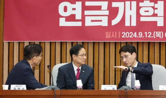 국민의힘 박수영 의원(가운데)과 김문수 고용노동부 장관(왼쪽), 김윤상 기획재정부 2차관이 12일 오전 국회에서 열린 국민의힘 연금개혁특별위원회 주최 연금개혁 정책간담회에 참석해 대화하고 있다. 연합뉴스