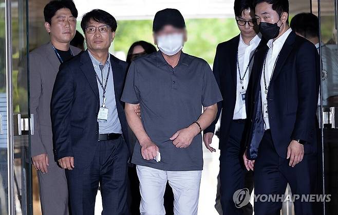 9명의 사망자를 낸 서울 시청역 역주행 사고 가해 차량 운전자 차모 씨가 구속 전 피의자 심문(영장실질심사)을 받기 위해 지난 7월 30일 오전 서초구 서울중앙지법으로 들어서고 있다.(출처:연합뉴스)