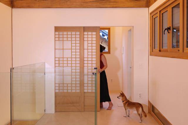 2층의 방은 미닫이 문으로 만들어 필요에 따라 공간을 넓게 사용할 수 있게 했다. 강민석 사진작가 제공