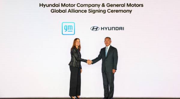 Euisun Chung, Chairman of Hyundai Motor Group (right), and Mary Barra, Chairman of General Motors (GM), are taking a commemorative photo after signing a Memorandum of Understanding (MOU) for comprehensive cooperation. (Hyundai Motor Group)