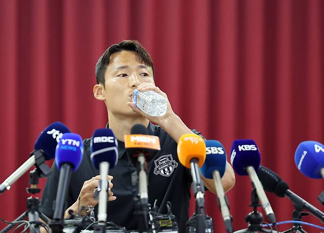 ▲ 손준호의 에이전트는 \"현재 징계가 나온 건 없다. FIFA와 대한축구협회의 징계가 나오지 않은 상황에서 먼저 움직일 필요가 없다. FIFA가 중국 측의 손을 들어준다면 변호사를 선임해 추가 대응하겠다\"라고 말했다. 수원FC는 당장 이번 주말 전북 현대와 홈경기를 펼칠 예정이다. 손준호는 중국축구협회의 발표 당시만 해도 정상적으로 팀 훈련을 소화했다. 손준호 측은 \"FIFA나 대한축구협회, 한국프로축구연맹이든 어떤 메시지도 전달된 게 없는 상황\"이라고 했다. 지금은 출전에 제약이 없다는 입장이다. ⓒ연합뉴스