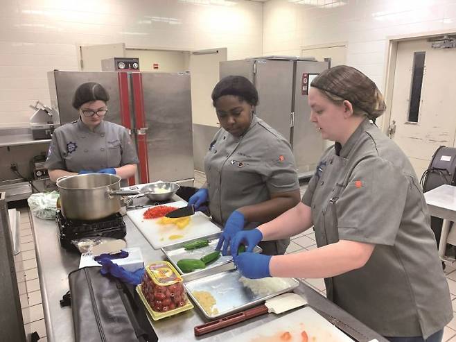 음식을 만드는 중인 학생들. 페이스북 Northeast Arkansas Career and Technical Center 제공
