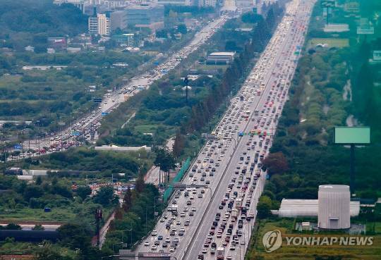 경부고속도로 귀성길 정체현상<연합뉴스 자료사진>