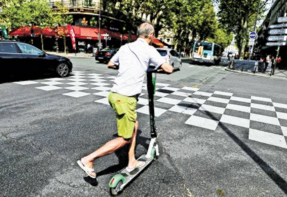 2019년 프랑스 파리에서 전기 스쿠터를 타고 있는 남자의 모습. AP=연합뉴스