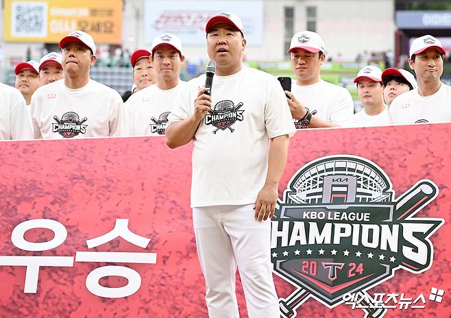 KIA 타이거즈가 정규리그 우승을 차지했다. 17일 오후 인천SSG랜더스필드에서 열린 '2024 신한 SOL Bank KBO리그' KIA 타이거즈와 SSG 랜더스의 경기, KIA는 SSG에 0:2로 패했다. 하지만 두산 베어스가 2위 삼성 라이온즈 덜미를 잡으면서 정규시즌 우승을 확정했다. 정규리그 우승을 차지한 KIA 이범호 감독이 소감을 말하고 있다. 문학, 김한준 기자