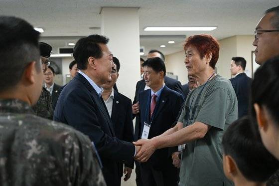윤석열 대통령이 추석인 17일 강원도 최전방 육군 15사단 의무대대 ‘승리의원'을 방문해 군인 가족 등 지역 주민과 인사하고 있다. 사진 대통령실