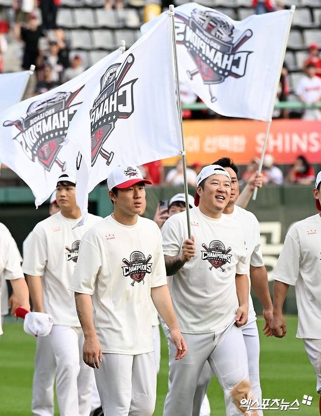 KIA 타이거즈가 정규리그 우승을 차지했다. 17일 오후 인천SSG랜더스필드에서 열린 '2024 신한 SOL Bank KBO리그' KIA 타이거즈와 SSG 랜더스의 경기, KIA는 SSG에 0:2로 패했다. 하지만 두산 베어스가 2위 삼성 라이온즈 덜미를 잡으면서 정규시즌 우승을 확정했다. 정규리그 우승을 차지한 KIA 최원준과 최형우가 그라운드를 돌고 있다. 문학, 김한준 기자