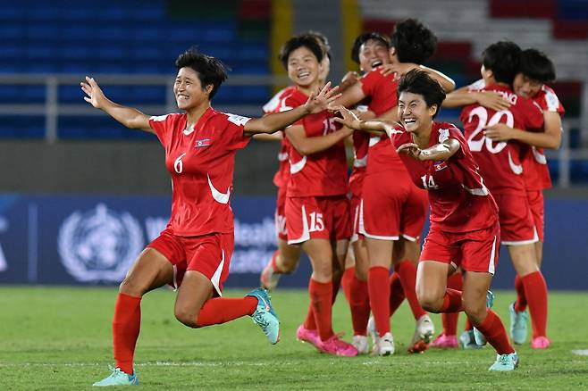 북한 U-20(20세 이하) 여자축구 대표팀 선수들이 19일 2024 콜롬비아 월드컵 준결승전에서 미국을 꺾고 결승 진출을 확정한 후 환호하고 있다. /AFP 연합뉴스