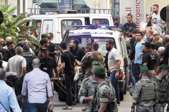 17일 레바논에서 삐삐가 폭발하며 부상을 입은 사람들이 구급차에 실려가고 있다. 이 폭발로 2700여명이 사상했다. EPA=연합뉴스.