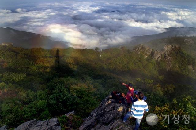 2009년 기상청 '기상사진전'에서 입상한 사진. 덕유산에서 촬영한 브로켄 현상이 담겨있다. 기상청 홈페이지 캡처