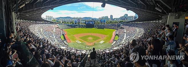 프로야구 천만 관중 돌파 (서울=연합뉴스) 서대연 기자 = 16일 오후 서울 잠실야구장에서 열린 프로야구 KBO리그 키움 히어로즈와 두산 베어스의 경기에서 관중들이 응원전을 펼치고 있다.
KBO리그는 전날 누적 1천2만758명으로 사상 첫 1천만 관중을 돌파했다. 2024.9.16 dwise@yna.co.kr