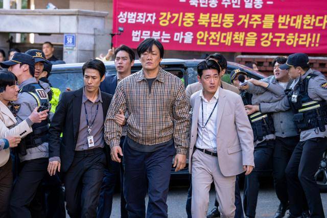 악명 높은 아동성폭행범 강기중이 출소하면서 정도와 동료들은 위기를 맞이하게 된다. 넷플릭스 제공