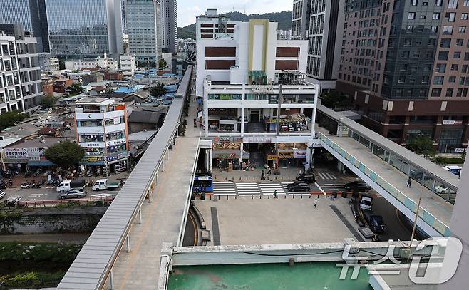 3일 서울 종로구 세운상가 공중 보행로가 한산한 모습을 보이고 있다. 서울시는 세운상가 공중보행로 철거에 관한 행정 절차를 진행한 뒤 주민 의견 수렴 등을 반영해 내년부터 철거 공사에 들어갈 계획이다. 2024.9.3/뉴스1 ⓒ News1 이동해 기자