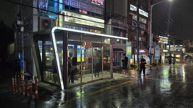 부산진구청 앞 첨단 버스 정류장은 충전기·에어컨 등이 있지만 나무가 없고 좁고 디자인이 부족하다. 김광수 기자