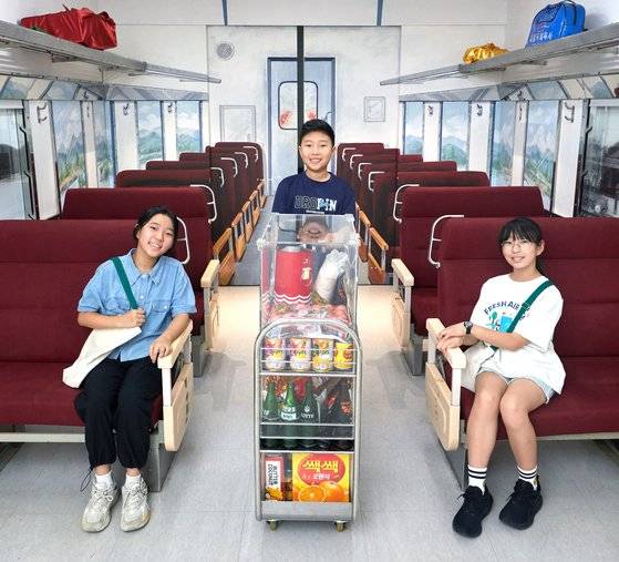 통일호·무궁화호 열차를 그대로 재현한 곳에는 승무원이 통로를 다니면서 먹거리를 팔던 간이 카트까지 옛 모습 그대로다.