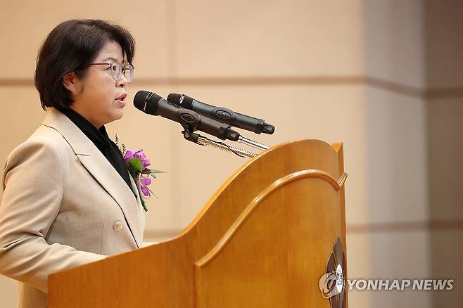 취임사 하는 김복형 헌법재판관 (서울=연합뉴스) 황광모 기자 = 김복형 신임 헌법재판관이 23일 오전 서울 종로구 헌법재판소에서 열린 취임식에서 취임사를 하고 있다. 2024.9.23 hkmpooh@yna.co.kr