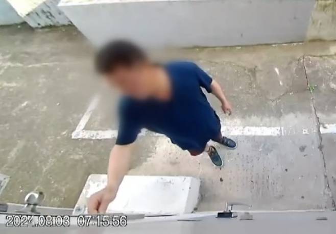 A 씨 집 창문을 엿보는 남성. (JTBC '사건반장')