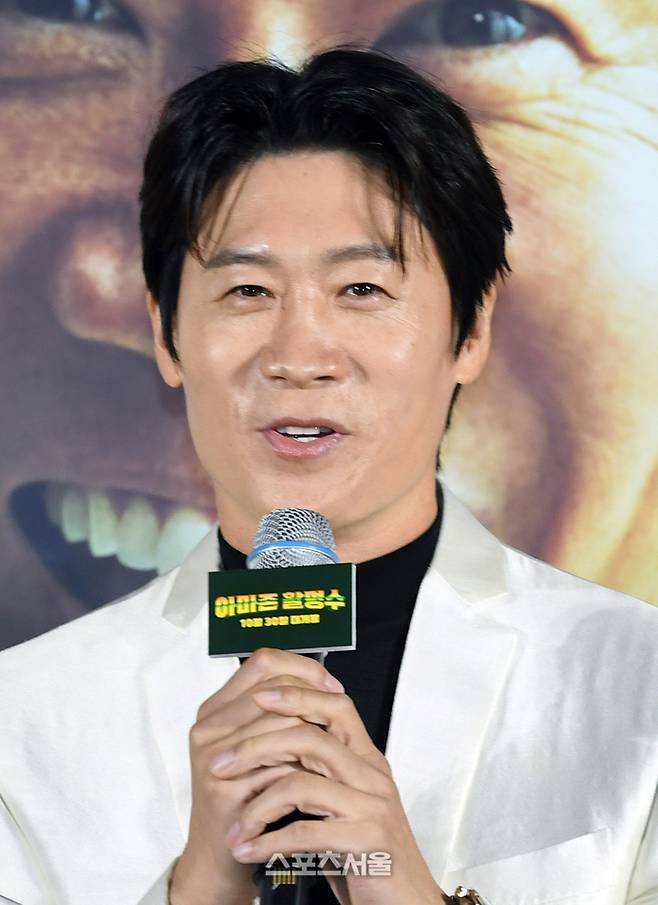 배우 진선규가 24일 서울 광진구 롯데시네마 건대입구점에서 진행된 영화 ‘아마존 활명수’ 제작보고회에서 사회자의 질문에 답을 하고 있다. 박진업 기자 upandup@sportsseoul.com