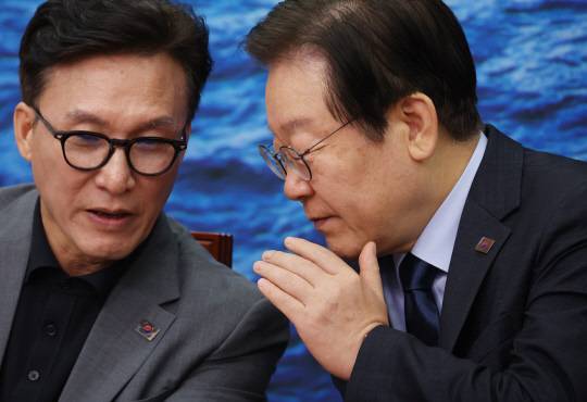 지난 9월6일 더불어민주당 이재명 당대표와 김민석 최고위원이 국회에서 열린 당 최고위원회의에서 대화를 하고 있다.<연합뉴스 사진>