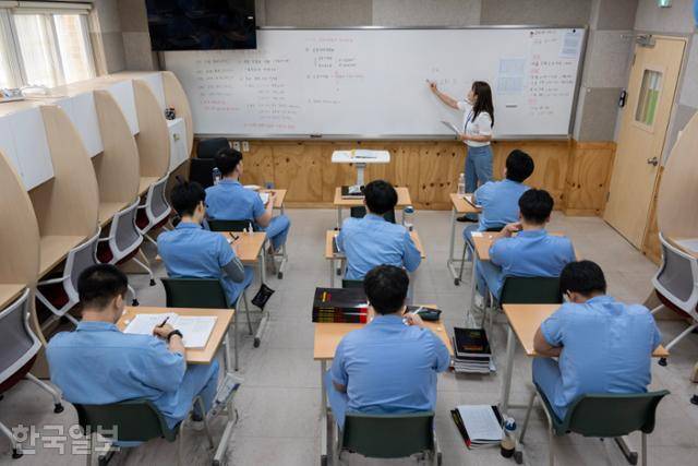 만델라 소년학교 수능준비반 교실에서 국어 수업이 진행되고 있다.박시몬 기자