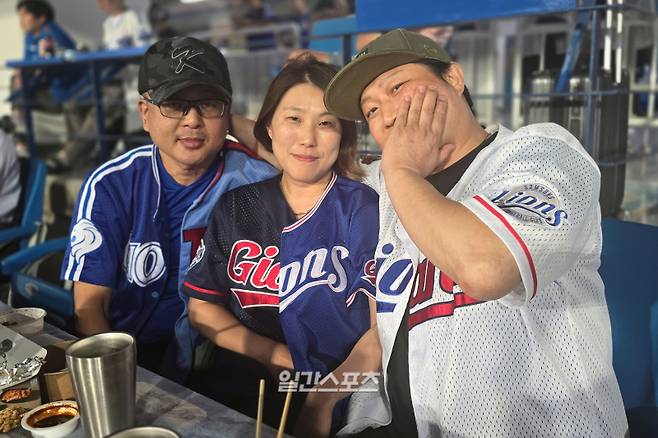 삼성-롯데 반반 유니폼을 입고 응원에 나선 김윤중-박재경-민광진 씨. 대구=윤승재 기자