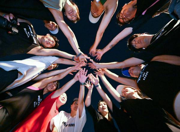 러닝 크루 ‘뮤런’ 회원들이 지난 10일 서울 마포구 양화진역사공원에서 안전한 달리기를 되새기며 손을 모아 구호를 외치고 있다.