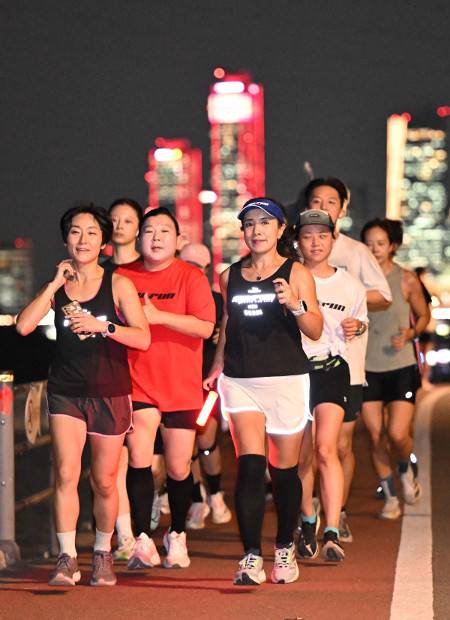 러닝 크루 ‘뮤런’ 회원들이 지난 10일 서울의 야경을 배경으로 삼아 한강을 달리고 있다.