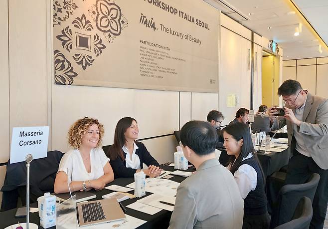 풀리아 지역 코르사노 관광담당자들이 한국 여행사 스태프와 상담하고 있다.