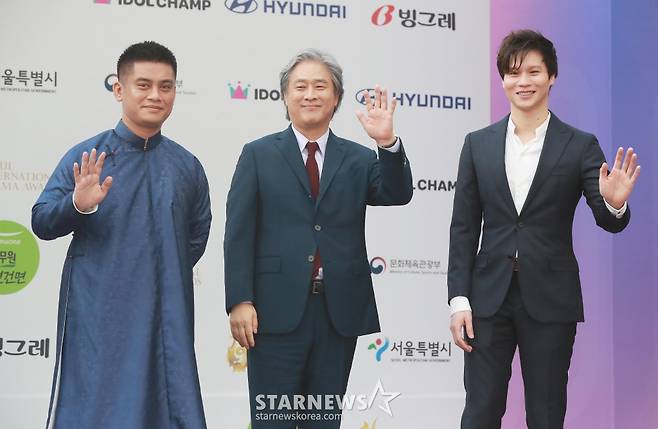 박찬욱 감독이 25일 서울 여의도 KBS홀에서 진행된 2024 서울 국제 드라마 어워즈 퍼플카펫 행사에 참석해 배우 호아쉬안데 등과 포즈를 취하고 있다. /2024.09.25 /사진=이동훈