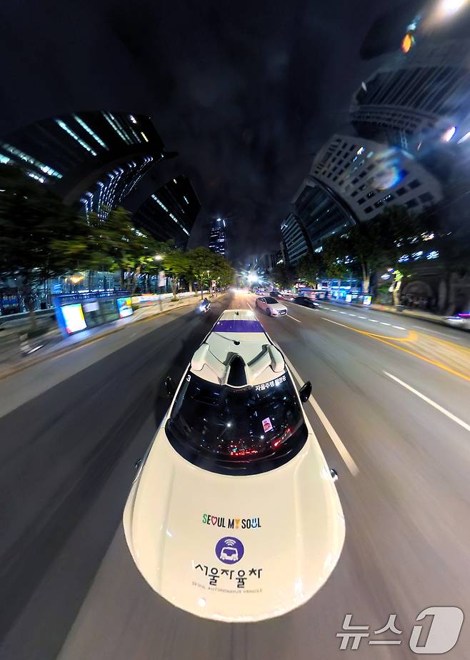 25일 밤 서울 강남구 학여울역 인근 도로에서 강남 심야 자율주행택시가 시험운행을 하고 있다. 사진은 360도 카메라로 촬영후 그래픽 프로그램으로 편집했다. (공동취재)2024.9.25/뉴스1 ⓒ News1 박세연 기자