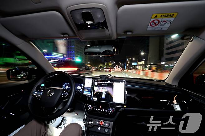25일 밤 서울 강남구 학여울역 인근 도로에서 강남 심야 자율주행택시가 시험운행을 하고 있다. (공동취재)2024.9.25/뉴스1 ⓒ News1 박세연 기자
