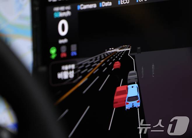 25일 밤 서울 강남구 학여울역 인근 도로에서 시험운행을 준비하는 강남 심야 자율주행택시 모니터에 차량과 사람이 표시되고 있다. (공동취재)2024.9.25/뉴스1 ⓒ News1 박세연 기자