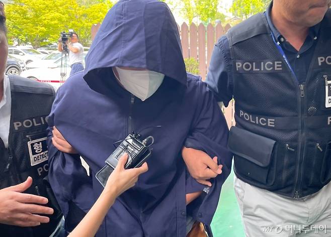 태국 파타야에서 공범 2명과 함께 한국인 관광객을 납치 살해한 혐의를 받는 피의자 A 씨(39)가 26일 오후 경남 창원 성산구 창원지방법원에서 열린 구속 전 피의자 심문(영장실질심사)에 출석하고 있다./사진=뉴스1