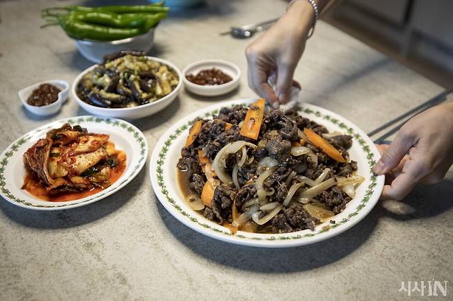 자택에서 김규희씨가 직접 만든 불고기. 급식실에서 불고기를 처음 만들었을 때 남몰래 펑펑 울었다.ⓒ시사IN 신선영