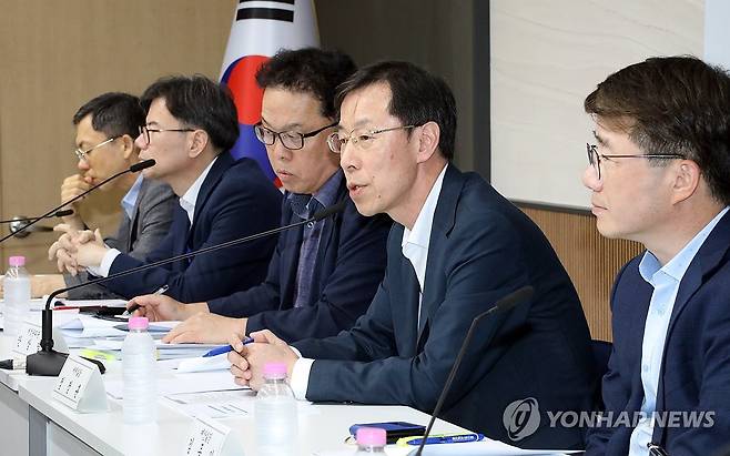 올해 국세 수입은 예산 대비 29.6조원 감소 예상 (세종=연합뉴스) 배재만 기자 = 기획재정부 정정훈 세제실장(오른쪽 두 번째)이 25일 정부세종청사에서 2024년 세수 재추계 결과 및 대응 방향에 관해 설명하고 있다. 2024년 국세 수입에 대한 재추계 결과, 올해 국세 수입은 전년 대비 6.4조원 감소한 337.7조원으로 예산 대비 29.6조원 부족할 것으로 예상된다. 2024.9.26 scoop@yna.co.kr