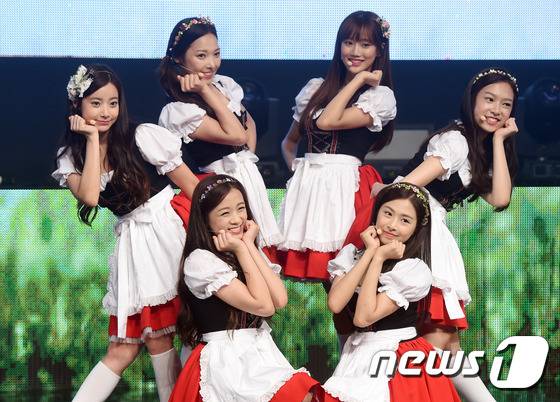 2015년 8월 24일 걸그룹 에이프릴이 데뷔 앨범 '드리밍'(Dreaming) 쇼케이스를 열고 공연을 펼치고 있다. 소민, 채원, 현주, 나은, 예나, 진솔로 구성된 에이프릴의 당시 평균 나이는 17.5세였다. ⓒ News1 권현진 기자