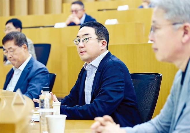 구광모 LG그룹 회장(가운데)이 지난 25일 경기 이천시 LG인화원에서 열린 사장단 워크숍에 참석해 그룹 사업 방향에 대한 경영진의 발표를 듣고 있다. /LG그룹 제공