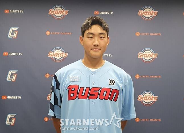 롯데 신인 김태현이 27일 부산 사직야구장에서 취재진과 인터뷰를 하고 있다. /사진=양정웅 기자